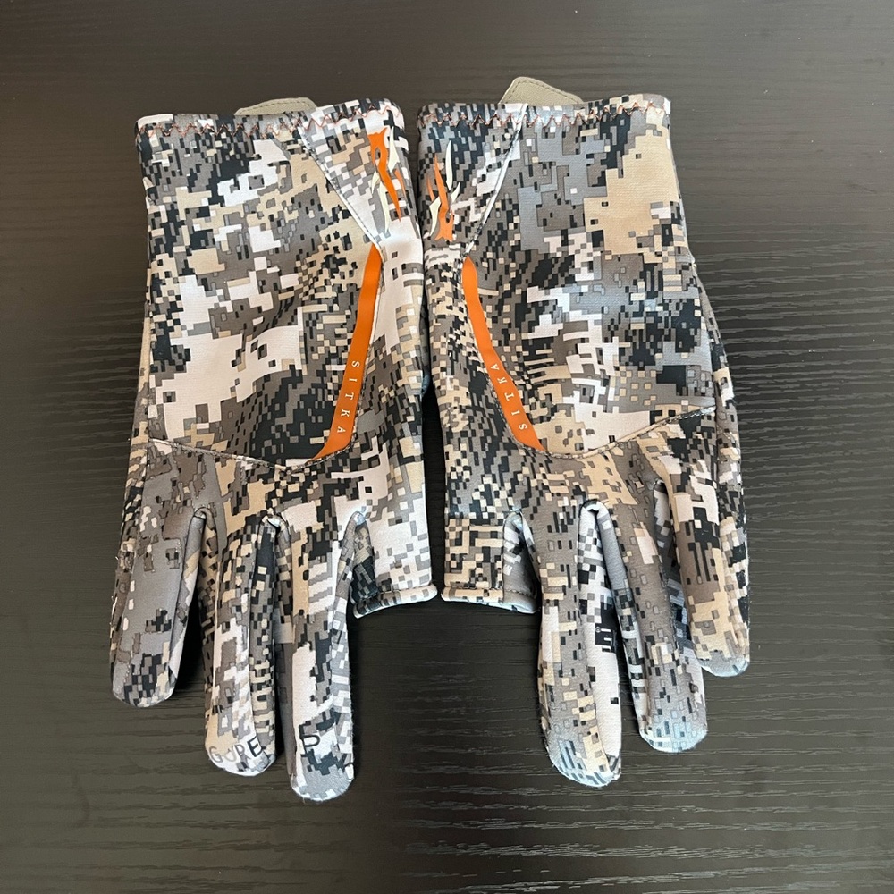 Camouflage Hunting Gloves with Orange Accents